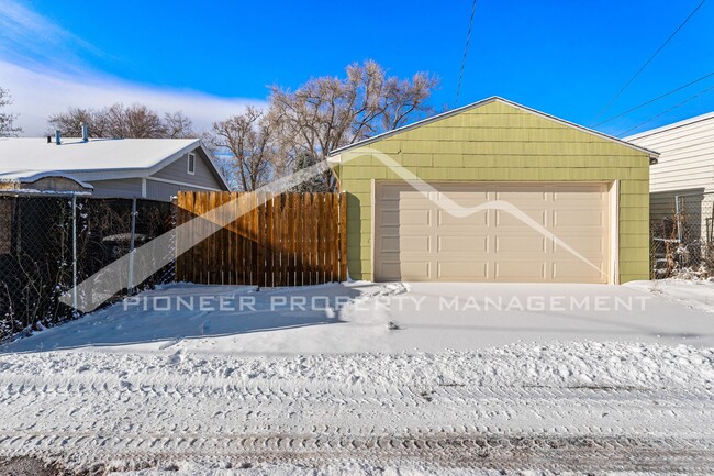 Building Photo - Charming Home with Washer/Dryer and 2 Car ...