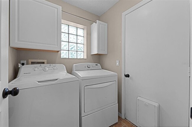 Building Photo - 4033 Forest Island Dr