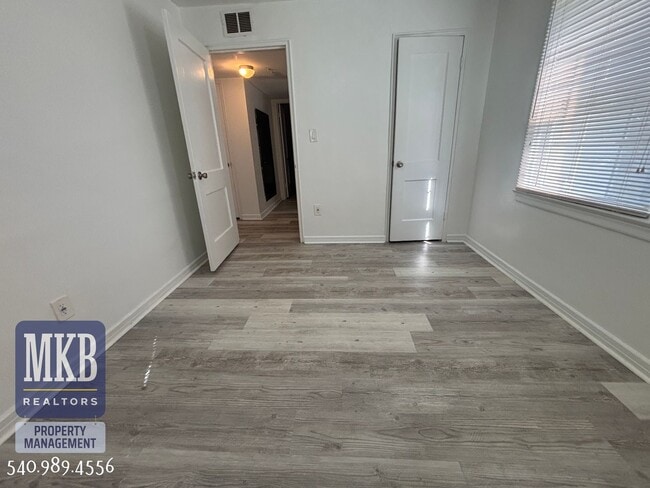Building Photo - 2 Bedrooms, 1 Bath Condo located in South ...