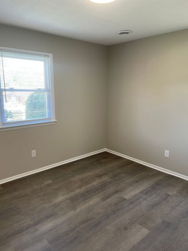 Building Photo - 1008 Claremont Ave NE