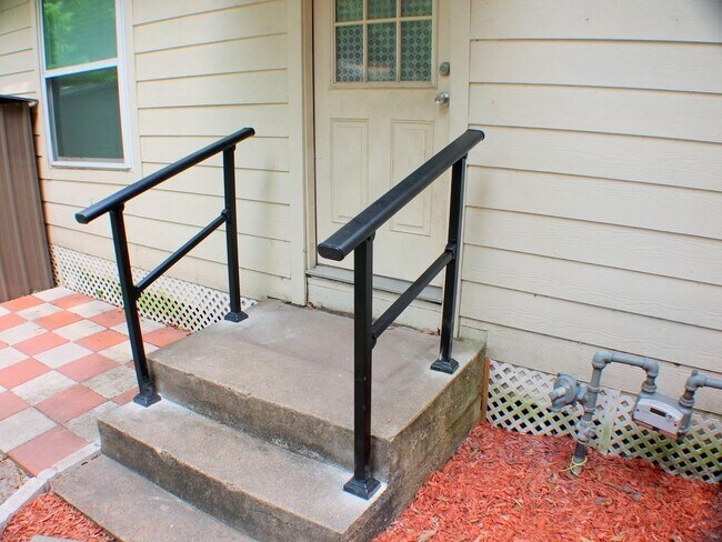 Building Photo - 8241 Glenview Dr
