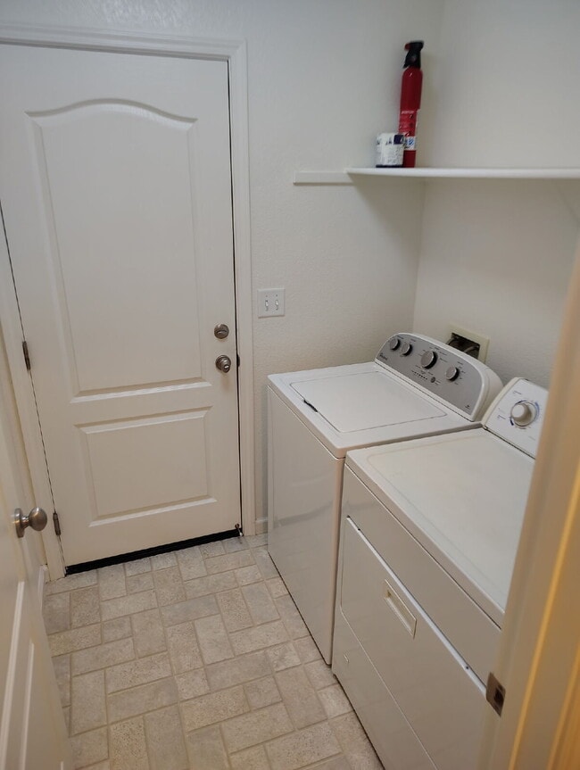 Building Photo - Bonus Office/Den, New Flooring, New Appliance, White Plantation Shutters throughout, Landscaped y...