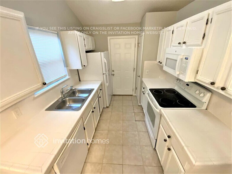 Building Photo - 12660 Beaubien Rd