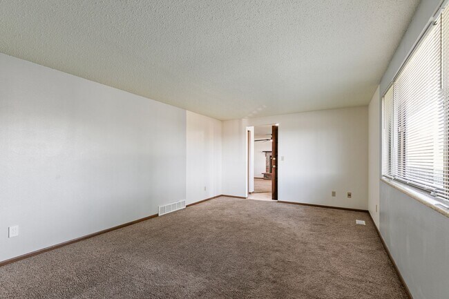 Building Photo - 390 Knotty Pl
