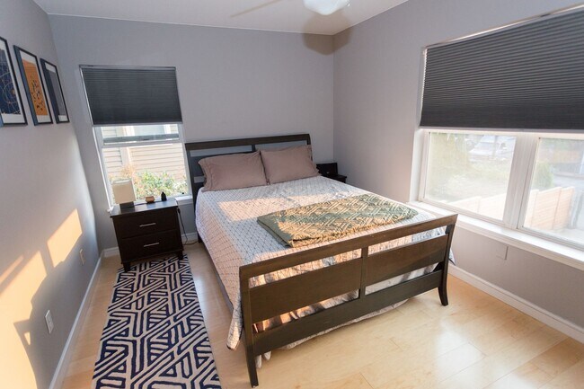 Building Photo - Single family, 3 bedroom, 1.5 bath home ju...