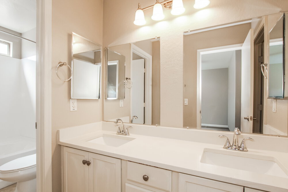 Building Photo - 6736 W Desert Ln