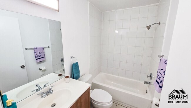 Building Photo - 2 BEDROOM  IN NOHO ARTS