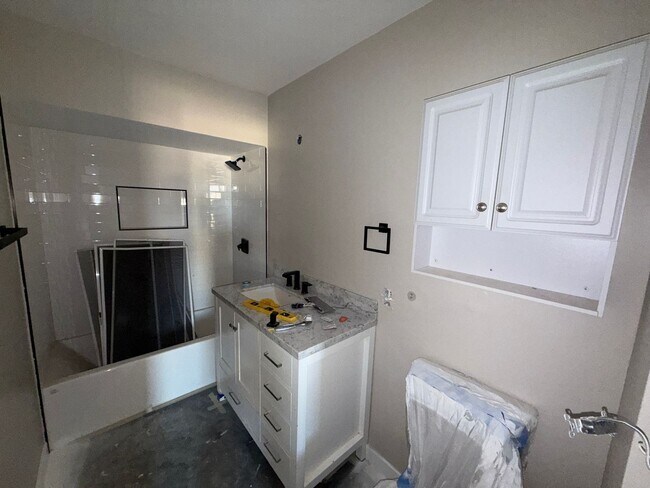 Building Photo - Newly Remodeled 7 room house on Ewing St