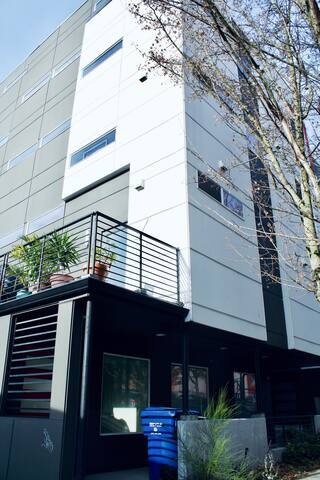 Building Photo - 463 14th Ave