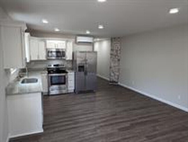 Building Photo - Brand New Renovated 2/1 Available Now!