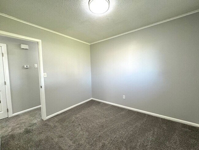 Building Photo - 1105 N Fern Ave
