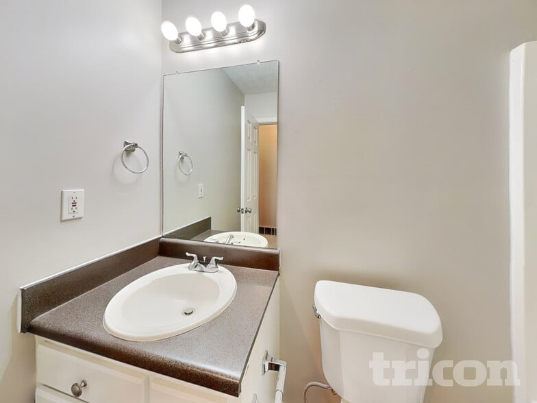 Building Photo - 206 Blake Dr