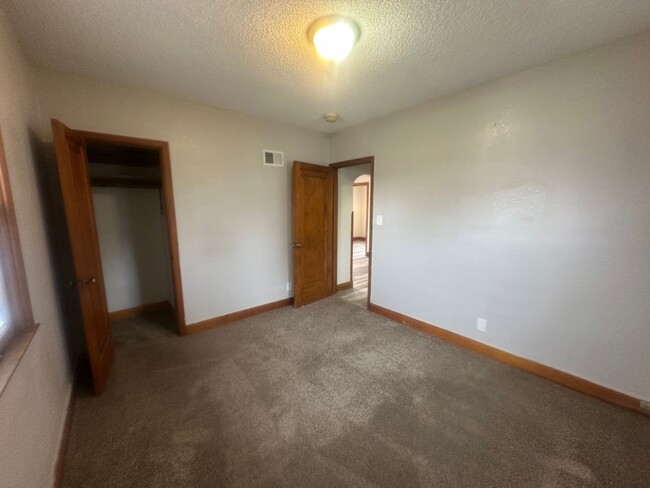 Building Photo - 2 bedroom, 1.5 bathroom, pet friendly home...