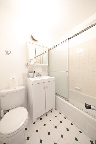 Building Photo - 305 E 95th St