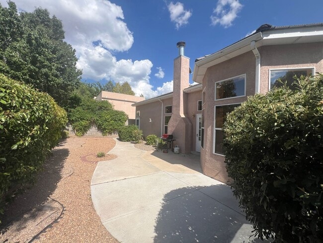 Building Photo - 3 Bedroom Home Available in Tanoan Near Ac...