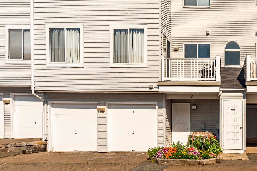 Building Photo - 39 Staffordshire Commons Dr