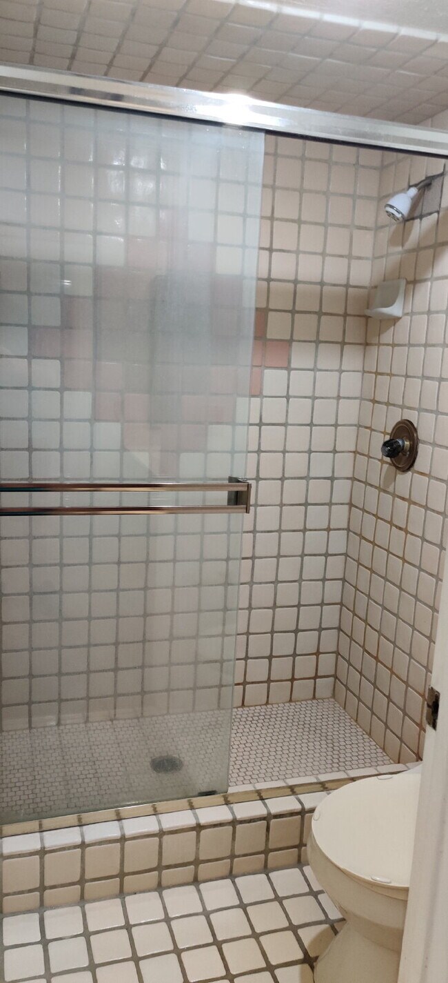 Building Photo - 3 bedroom 2 bathroom townhome available fo...
