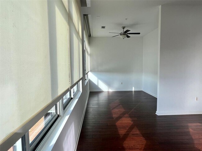 Building Photo - 54 Rainey St