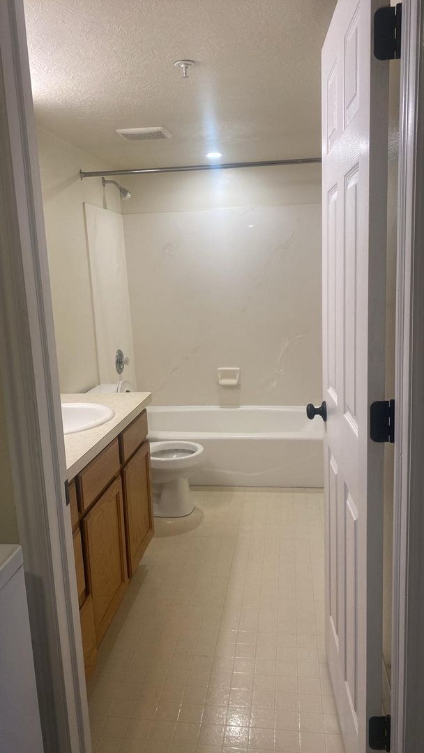 Building Photo - REDUCED RENT  (limited time ONLY). One Bedroom near Utah Valley Hospital, Provo Recreation Center...