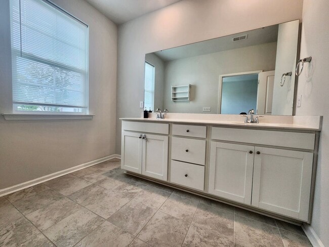 Building Photo - Well maintained end unit townhome in Grand...
