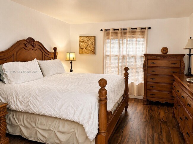 Building Photo - 4633 Vilabella Dr