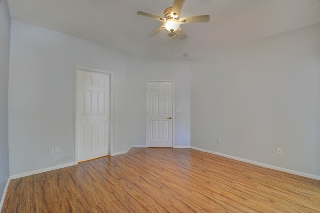 Building Photo - BEAUTIFUL 2BR TOWNHOME with TENNIS, BASKET...