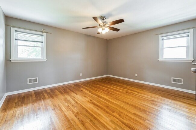 Building Photo - Bergenfield NJ Split Level Spacious Single Family home