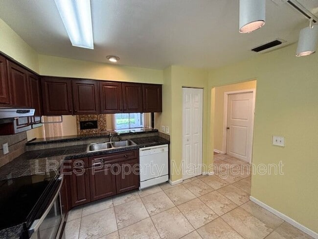 Building Photo - 1444 Forest Hills Dr