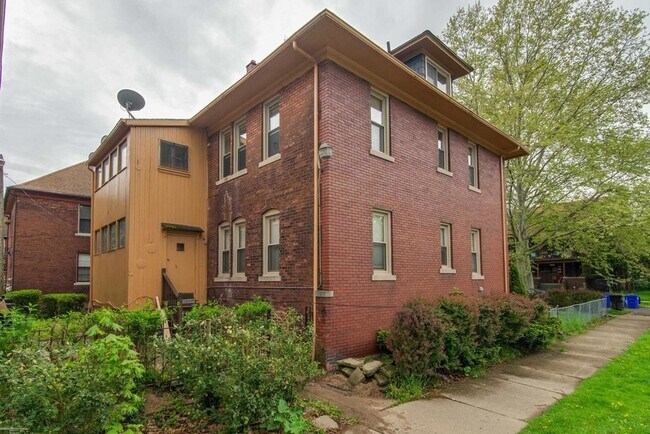 Building Photo - 1533 W Hancock St