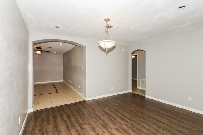 Building Photo - 1303 W Phillips St