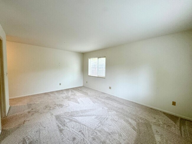 Building Photo - In town Poulsbo rambler now available