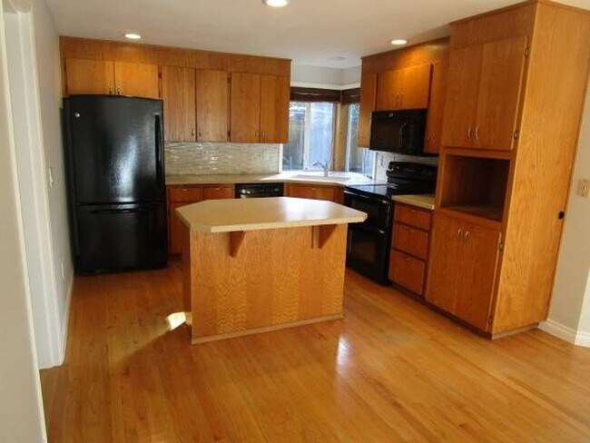 Building Photo - 4 Bedroom, 2.5 Bathroom Artondale area home