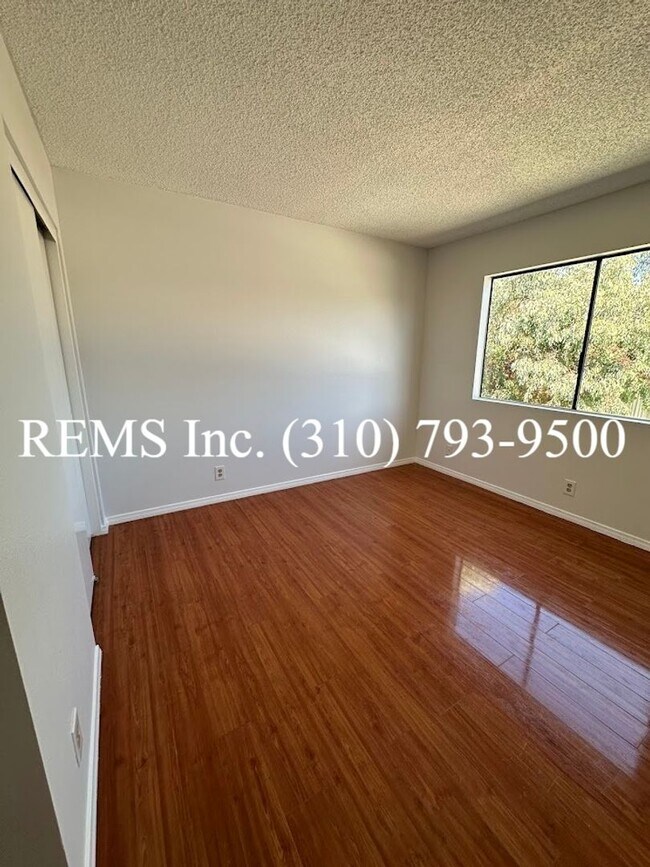 Building Photo - Remodeled Townhome with Garage and Laundry...