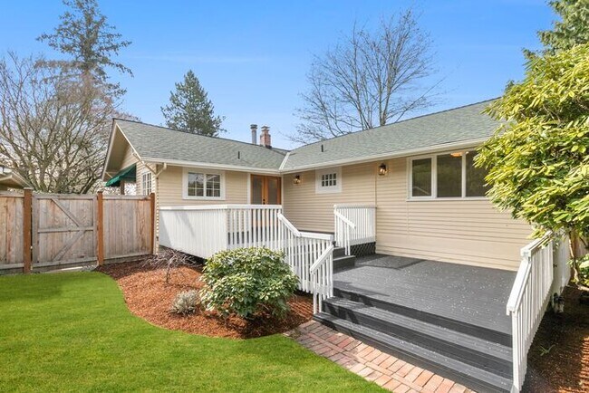 Building Photo - Sunny Air Conditioned Mercer Island Charmer!