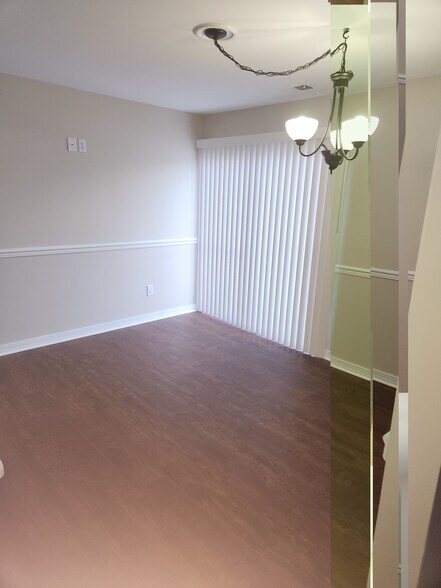 Building Photo - 1025 Oaklyn Ct