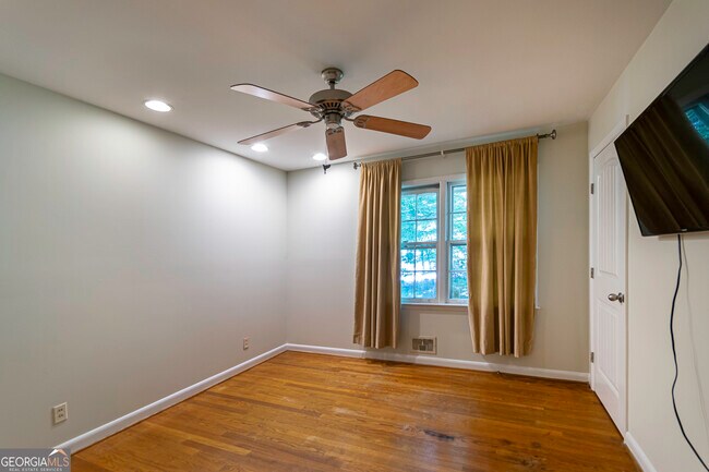 Building Photo - 2535 Melinda Dr NE