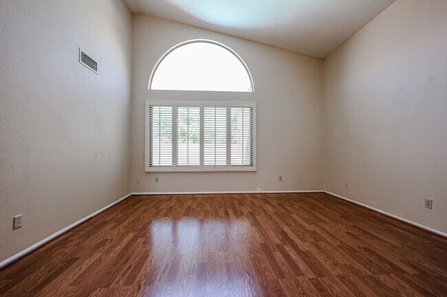 Building Photo - Welcome to this stunning 4 bedroom, 2 bath...