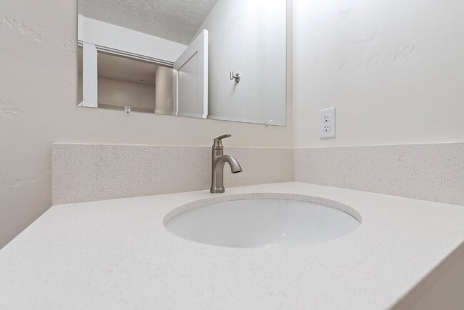 Building Photo - "Discover Comfort & Style: Spacious 3-Bed,...