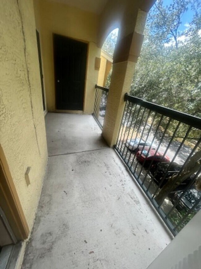 Building Photo - Third floor 1B/1B condo with balcony at Th...