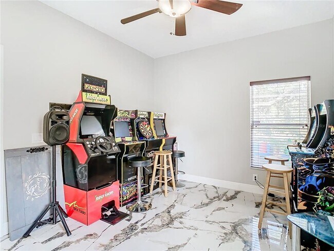 Building Photo - 16829 Midsummer Ln