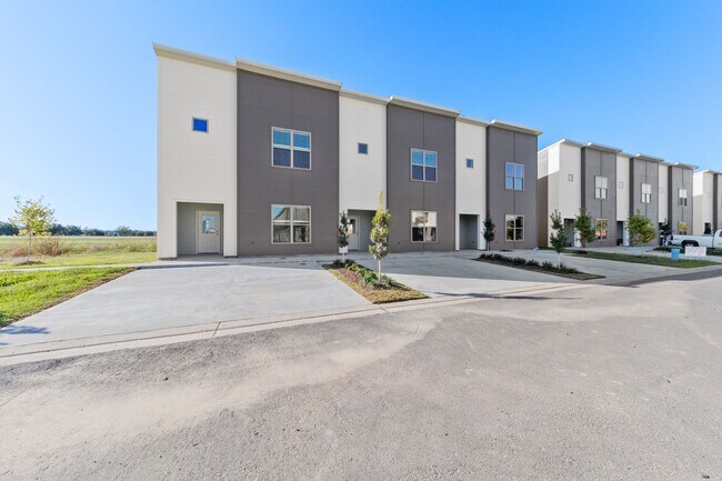 Building Photo - FOR RENT in YOUNGSVILLE!