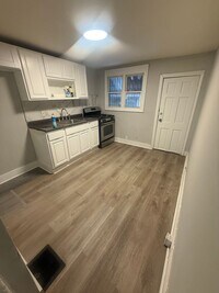 Building Photo - 2BR/1BA Apartment – Ideal for Families or Roommates