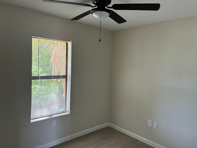 Building Photo - 705 Bustamante St