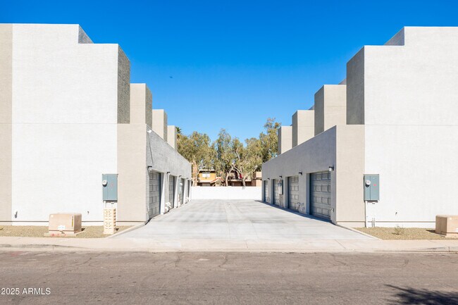 Building Photo - 2842 E Tracy Ln