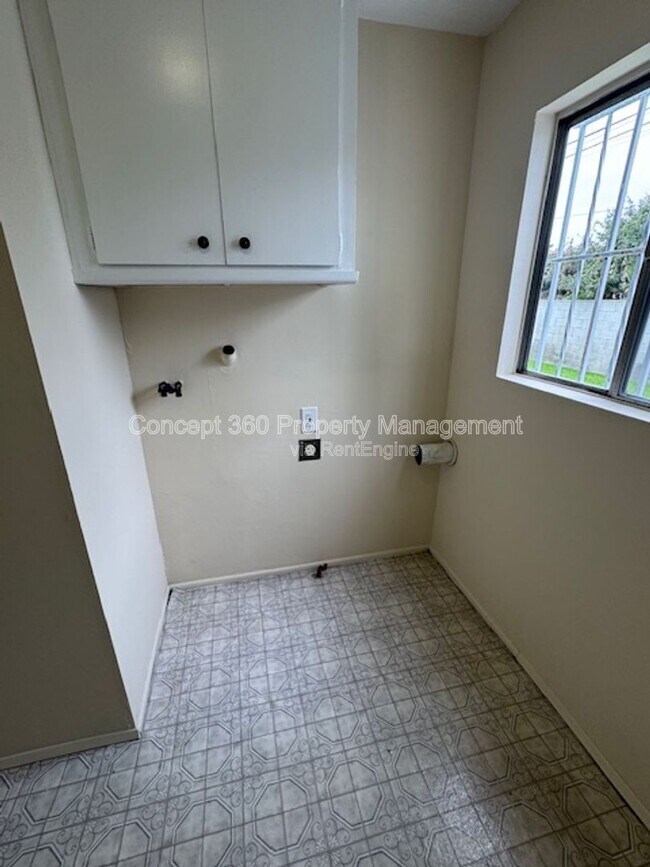 Building Photo - 20915 S Menlo Ave