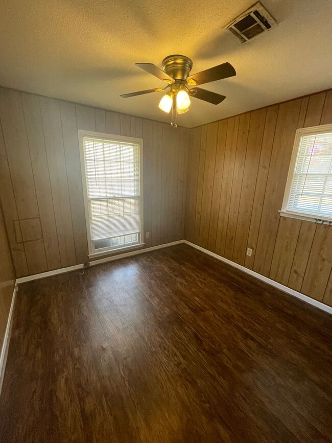 Building Photo - ** 3 bed 1.5 bath located in Chisholm ** C...