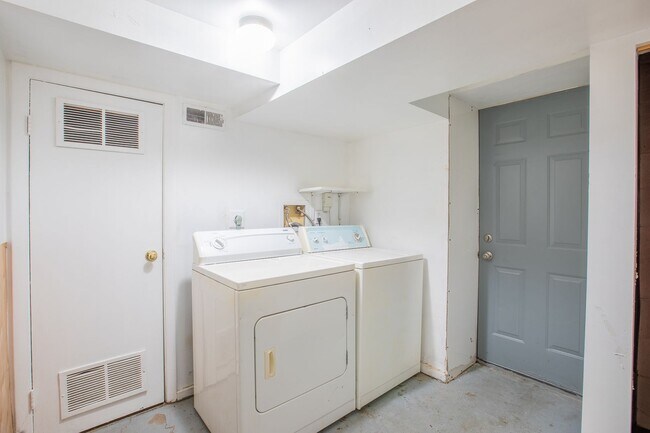 Building Photo - Charming 2 BR/1 Townhome in Brooklyn Park!
