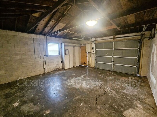 Building Photo - 1212 E 32nd Ave
