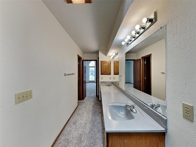 Building Photo - 5612 SE 85th St