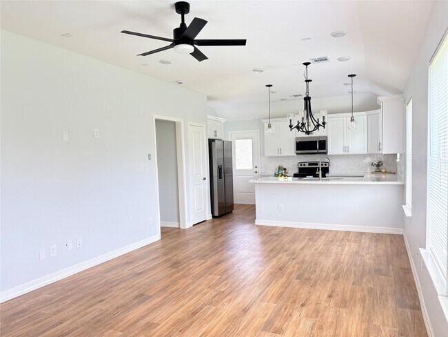 Building Photo - 16210 Longwood Spr